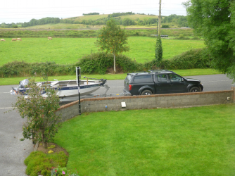 Bodo holt uns mit seinem Boot im B&B ab...