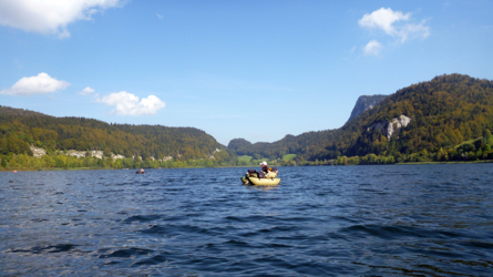 Nach der Reparatur schaffen es die Boote doch noch auf den See...