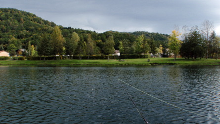 Der See liegt sehr schön in der Natur eingebettet