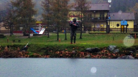 Und auch am Ufer wird gedrillt...