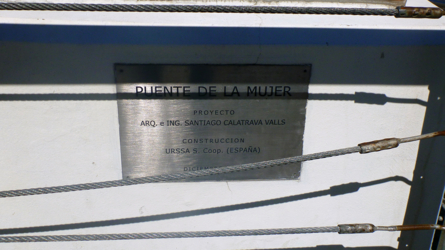 Die Brücke wurde von Santiago Calatrava konstruiert (wie die Wettsteinbrücke in Basel)