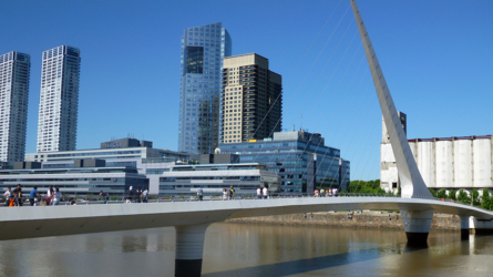 Hinten das Hilton Hotel