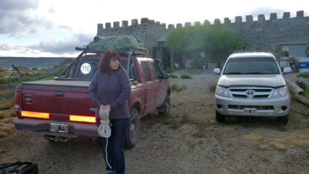 Nach ca. 8.5 Stunden Fahrt von El Calafate sind wir endlich am Jurassic Lake und an unserer Unterkunft (castello) angekommen. Es ist ziemlich kalt und wir sind müde...