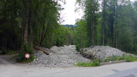 Kleiner Nebenbach: zur Zeit trocken, aber man sieht das enorme Geschiebe, das der Bach bei Hochwasser bringt.