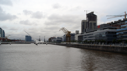 Buenos Aires - Porto Madeiro mit der berühmten Puente de la Mujer von Calatrava
