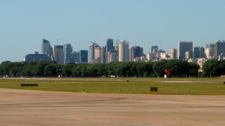 Blick zurück auf Buenos Aires vom Aeropuerto Jorge Newberry, dem Stadtflughafen.