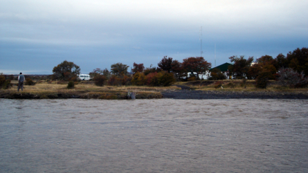 Zu viel Wasser im Fluss: keine Chance für die Jeeps, die Grenze hier zu überqueren: 200km Umweg!