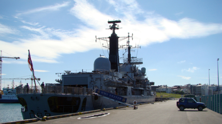 Kriegsschiff im Hafen von Reykjavik
