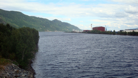 Mündung der Orkla in den Trondheimfjord in Orkanger