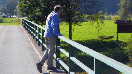 Sofort auf die Brücke und ins Wasser schauen...
