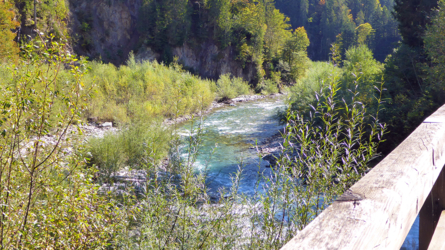 Blick von der Brücke flussabwärts
