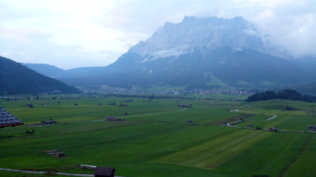 Blick vom Mohr Life Resort auf die Ebene von Lermoos und die Zugspitze, dem höchsten Berg Deutschlands