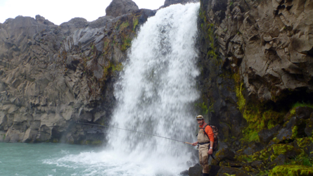 Weit oben im Canyon ein kleiner Wasserfall - Lachs im Pool: Fehlanzeige...