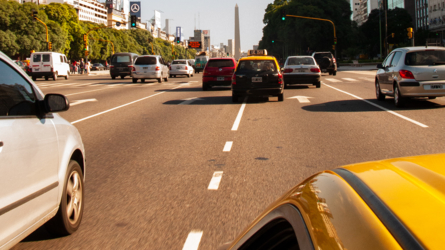 Taxifahrt vom Flughafen in die Stadt Buenos Aires; im Hintergrund der Obelisk.
