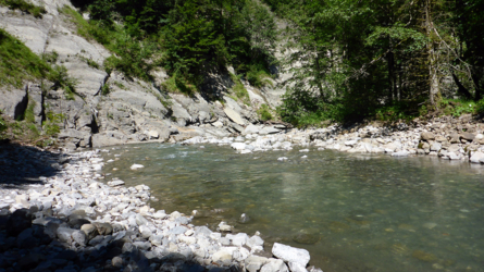 Schöne Bergwelt am Wasser