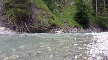 Das Wasser hat die Felsen geschliffen