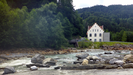 Unterhalb des Kraftwerkes an der Bregenzerache - und wieder angestaubtes Wasser nach Regenfällen in der Nacht