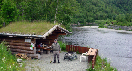 Daniel bei der berühmten Resell-Hütte unterhalb von Meldal